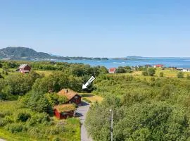Charming cabin retreat by the coast in Midsund