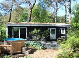 Mooi 4p Wellness chalet in het Bos met finse Sauna en Hottub，位于迪弗尔的酒店