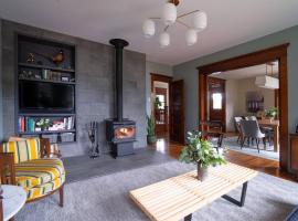 Dancing Doe Estate - Delaware Valley Escape with Wood Stove and Hot Tub，位于Jeffersonville的酒店