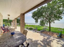 Lakefront Eufaula Escape with Dock and Private Beach!，位于Eufaula的酒店