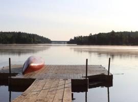 Lux waterfront all inclusive on Ottawa River，位于Bryson的酒店