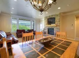 Lakeside Escape 1 BR with Resort Amenities