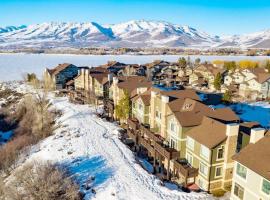 Lakeside Escape 2 BR with Hot Tub，位于Huntsville的海滩酒店