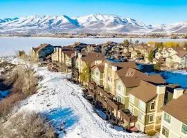 Lakeside Escape 2 BR with Hot Tub