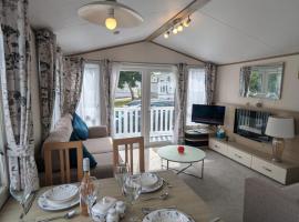 LOVELY BRIGHT AND AIRY CARAVAN ON THE 5 Star SHOREFIELD COUNTRY PARK ENTERTAINMENT PASSES INCLUDED，位于米尔福德昂西的度假园