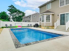 Spacious Brigantine Home about 1 Block to Beach!，位于布里根泰恩的酒店