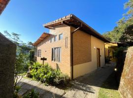Casa Mohini Refúgio nas montanhas de Teresópolis Quarto com deck rede suspensa lareira cachoeira e piscina，位于特雷索波利斯的酒店