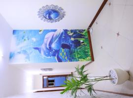 LN NYALI SEA VIEW ENSUITE ROOMs AND APARTMENT WITH SWIMMING POOL，位于Frere Town的民宿