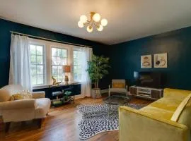 Sleep 8 in our Cozy Colonial 2Miles from Broadway