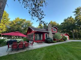 Redwood Retreat by the Lake，位于Oscoda的酒店