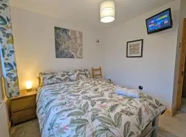 Bright Double Room, Smart TV, 5 Minute Walk from Train Station