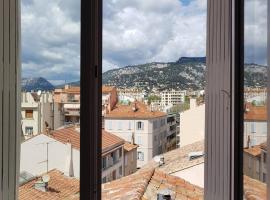 Private room with mountain view in an apartment of 3 rooms，位于土伦的酒店