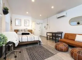 Cozy Studio w Private Yard & BBQ Steps from UofA