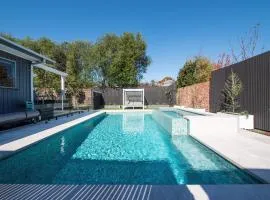 Missy's Escape - Luxe Family Entertainer Pool Spa Walk to Beach