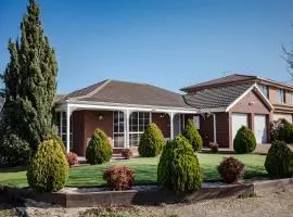 StayAU Tranquil 4BR Lakeside Retreat in Seabrook