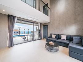 Ddosi Aewol Pool Villa，位于济州市的带热水浴缸的酒店