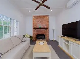 Manuka Village - Sleeps 8 - Free parking x 4