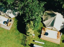 Boutique camping Whanau, verwarmde tenten，位于Rutten的豪华帐篷