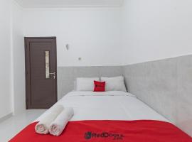 RedDoorz at Kedawung Aurel Cirebon，位于Plered的酒店