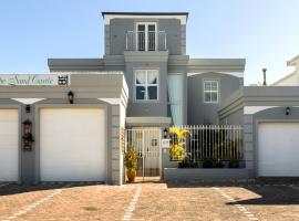 The Sandcastle Guesthouse - Melkbosstrand，位于梅尔克博斯特兰的带泳池的酒店