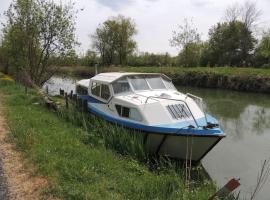 Nuits insolites sur un bateau，位于Damvix的船屋