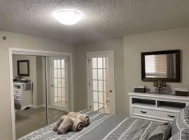 Chris Cozy Condo Commonwealth #107 Edmonton，位于埃德蒙顿的酒店