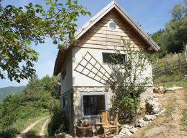 Lower Cherry Cottage，位于Rika的酒店