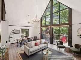 Chalet w Hot Tub, Fire Pit, Grill & Deck