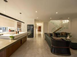 Brand New 5B Luxury Modern Dream House at Rochedale，位于Rochedale的酒店