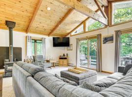 Peaceful Highland Lake Home with Kayaks, Dock Access，位于Bridgton的酒店