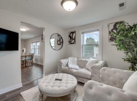 Dog-Friendly Blue Island Apt with Backyard!，位于Blue Island的酒店