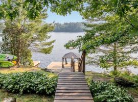 Muskoka Lakeshore Cottage Bliss，位于格雷文赫斯特的酒店