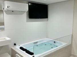 Pousada Lírios do Campo Hidromassagem - Ar condicionado - Piscina - 150 metros da praia，位于帕拉蒂的酒店