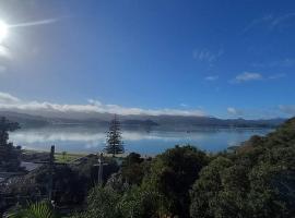 Baywatch - Spectacular Harbour Views - Wyuna Bay，位于科罗曼德镇的酒店