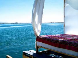 Titicaca villa del sol，位于Uros的酒店
