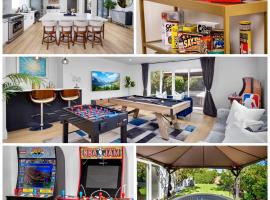 NEW Lux 5BR Villa Near Disney, Knotts, LA, OC with Hot Tub & Games，位于福乐顿市的酒店