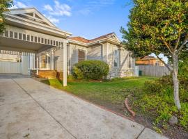 Elegant Luxury - Family Entertainer in Ringwood，位于令伍特的酒店