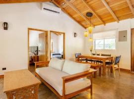 Casa PlayaAzul, walk to the beach, 3 rooms，位于圣塔特蕾莎海滩的酒店