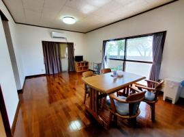 一棟貸し みじょら しーばなコテージ，位于Akagina的带热水浴缸的酒店