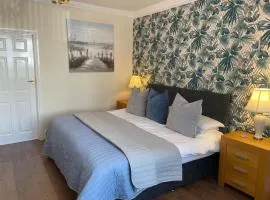 Roker Cottage, luxury seaside apartment, private parking, sky tv