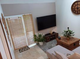 The Cosy House - votre havre de paix avec jardin privé，位于利塞的酒店