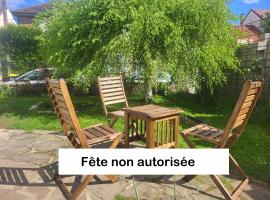 J1 St-Quentin-en -Yvelines Studio en Rez de jardin avec parking，位于特拉普的酒店