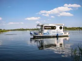 Hausboot als Festlieger im Hafen -Hafenruhe-