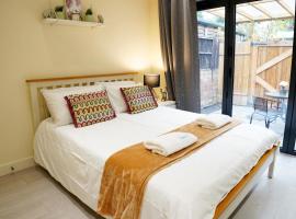 Cosy 1 Bed-Flat with Patio Near Heathrow，位于斯坦维尔的酒店