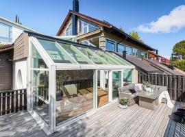 7 min to Ski Championship, Glass front house, Terrace，位于特隆赫姆的带热水浴缸的酒店