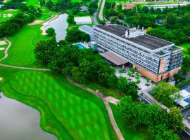 Tinidee Hotel Bangkok Golf Club，位于巴吞他尼的带泳池的酒店