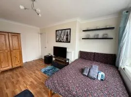 Huge and affordable 3 bedroom flat in Hammersmith for 6 people with welcome breakfast