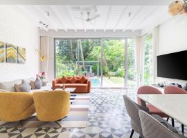La Verona Vianaar Assagao Goa Luxury Large Garden Private Pool in North Goa，位于Goa的带按摩浴缸的酒店
