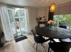 Ruim, mooi en modern huisje met een heerlijke tuin