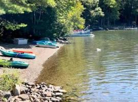 Lakefront Cottage on Brewer Lake，位于Holden的酒店